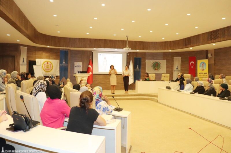İzmir Büyükşehir Belediyesi’nin sağır ve işitme engelli kadınlara yönelik başlattığı