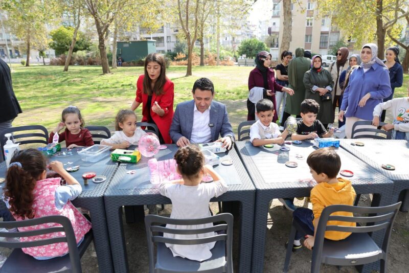 Bayraklı Belediyesi’nin “Anne Çocuk Atölyesi” projesi kapsamında düzenlenen etkinlikte, çocuklar