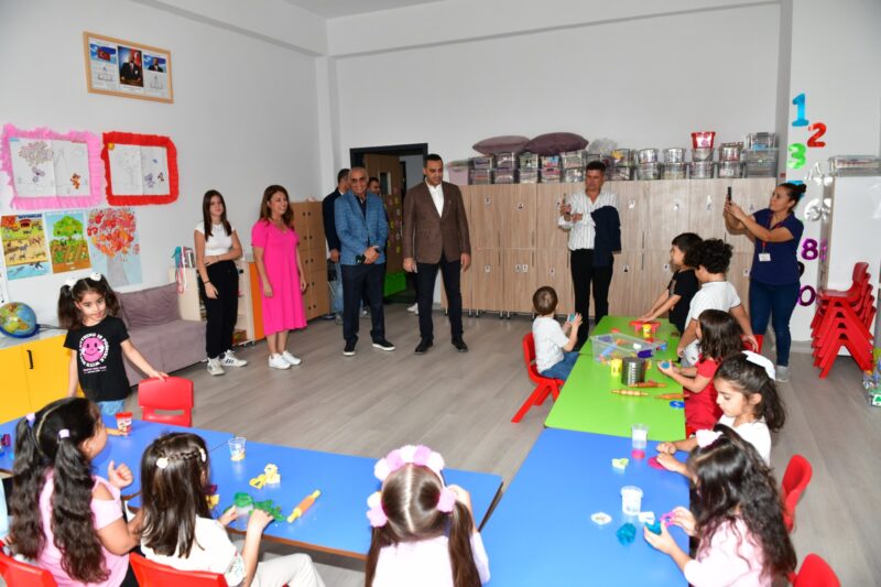 Çiğli Belediyesi, yol ve kaldırım çalışmalarına hız kesmeden devam ediyor.