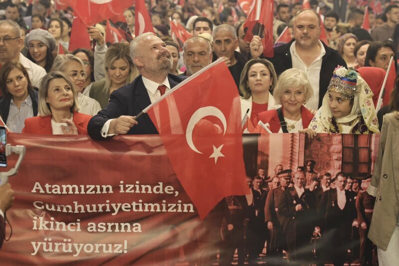 
Cumhuriyet değerlerine gösterdiği hassasiyeti, eser belediyeciliğine ve hizmetlerine yansıtan Menemen