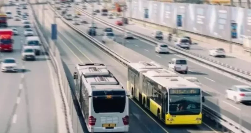 İETT, İstanbul'un kurtuluşunun 102. yıl dönümü kutlamaları kapsamında toplu taşımanın
