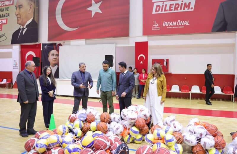 
Bayraklı Belediyesi, ilçedeki ilkokul, ortaokul ve lise düzeyindeki okulların spor