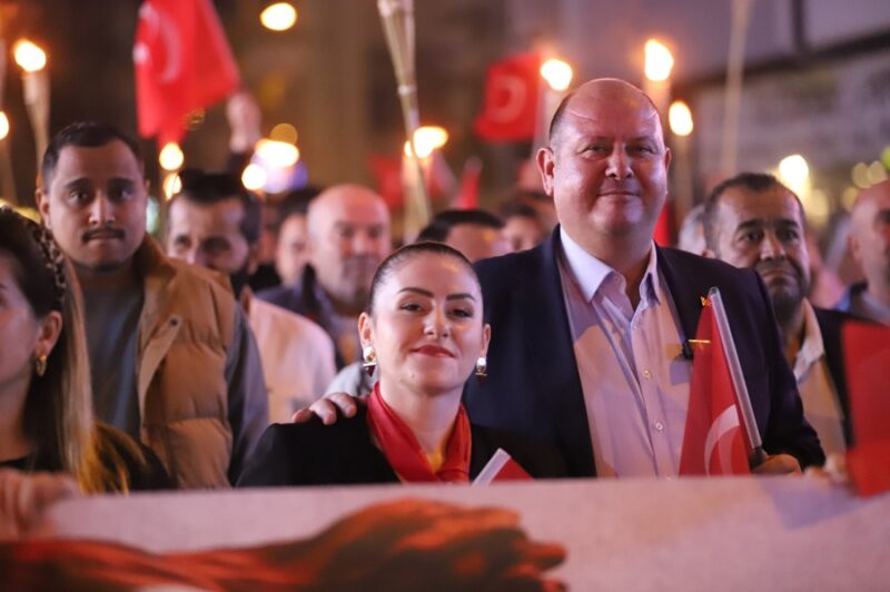 Menderes Cumhuriyet coşkusunu birçok etkinlik ve törenle sonuna kadar yaşadı.
Menderes’te