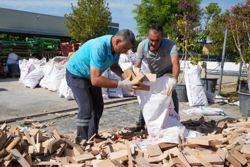 Gaziemir Belediyesi, ilçe genelinde yürüttüğü budama çalışmalarında elde ettiği odunları