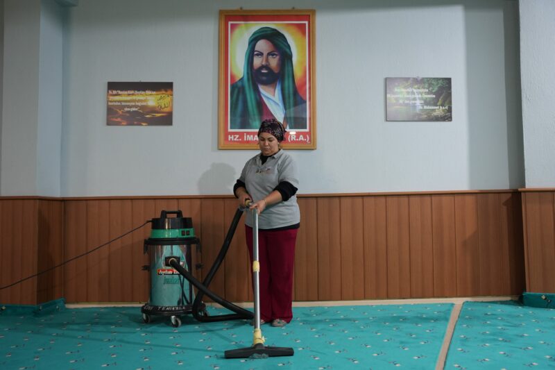 Kemalpaşa Belediyesi, vatandaşların daha temiz ve sağlıklı ortamlarda ibadet edebilmeleri