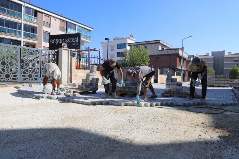 Menderes Belediyesi, Altıntepe Mahallesi’nde kilit parke döşeme çalışması gerçekleştiriyor.
