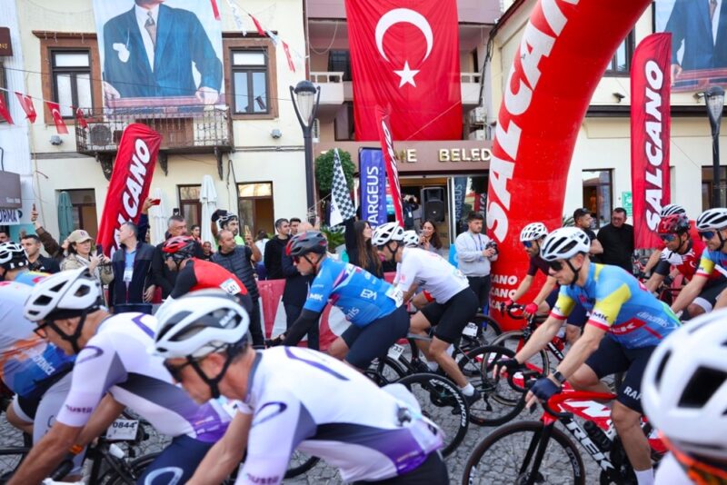 Bu yıl dokuzuncusu düzenlenen VeloTürk Gran Fondo Çeşme Bisiklet Yarışı,