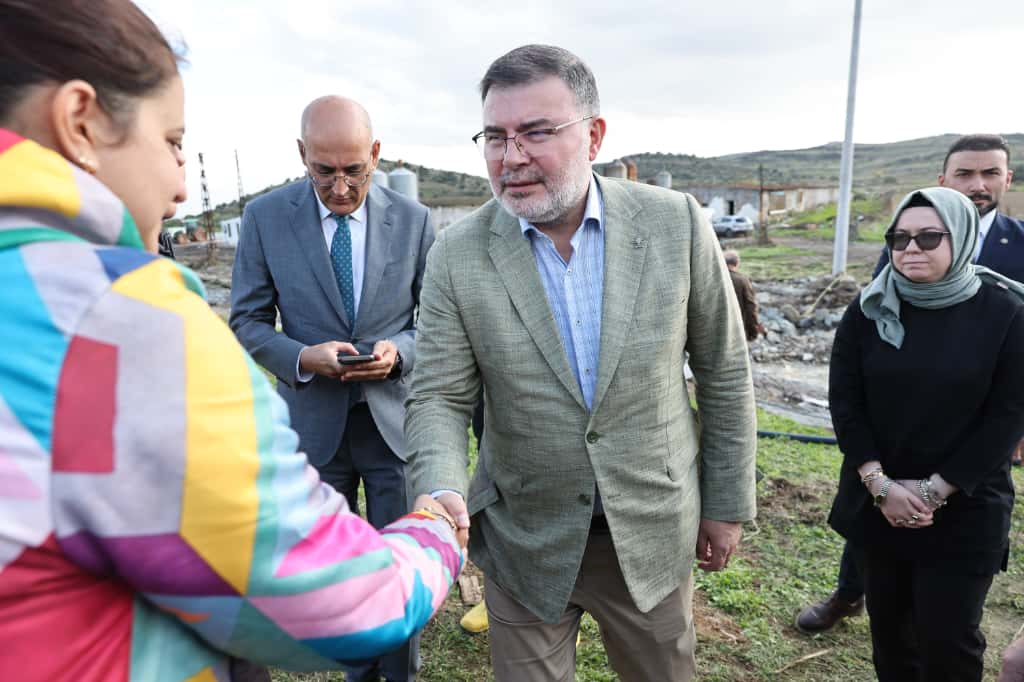 AK Parti İzmir İl Başkanı Bilal Saygılı, Foça’daki sel felaketinde,
