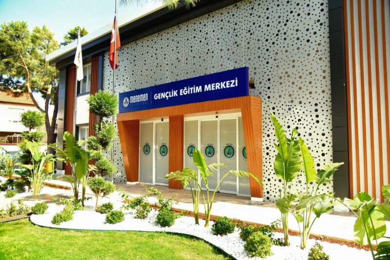 Menemen Belediyesi, kırmızı çizgi olarak belirlediği eğitim desteklerine devam ediyor.
