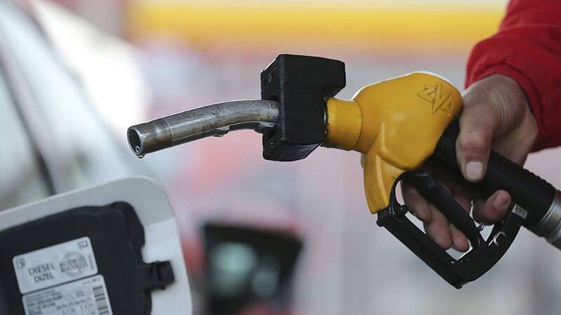 Brent petrol fiyatlarındaki dalgalanmaların ardından akaryakıt fiyatları yeniden değişiyor. Cumartesi