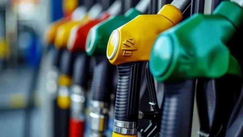 Brent petrol fiyatlarında yaşanan dalgalanmalar, akaryakıt fiyatlarını yeniden yukarı çekti.