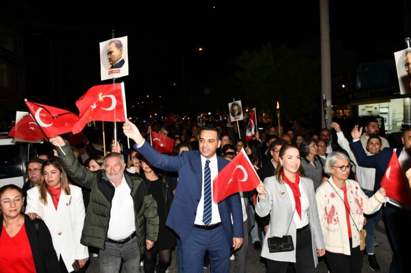 Çiğli Belediyesi’nin düzenlediği “İstiklâlden İstikbale Büyük Cumhuriyet Yürüyüşü”, Cumhuriyet’in 102.