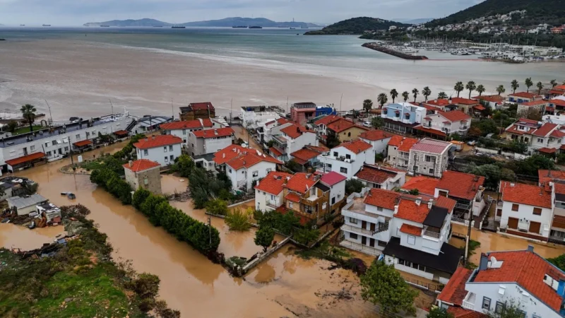 İzmir’in Foça ilçesinde etkili olan sağanak yağış, ilçeyi adeta felakete