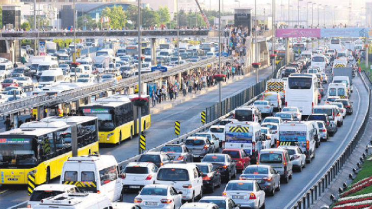 İstanbul’da haftanın ilk iş günü sabah saatlerinde trafik yoğunluğu yine