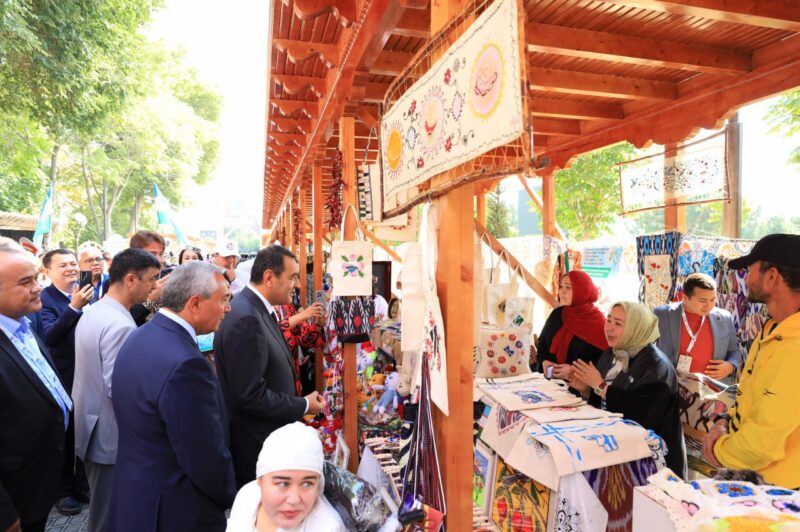 
Özbekistan'da uluslararası düzeyde düzenlenen el sanatları festivaline, Menemen özel davetle
