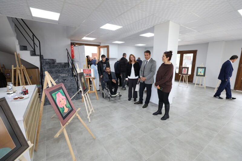 Menderes Belediyesi, Özdere Atatürk Kültür Merkezi’nde otizmli ressam Tuğcan Çobanoğlu’nun