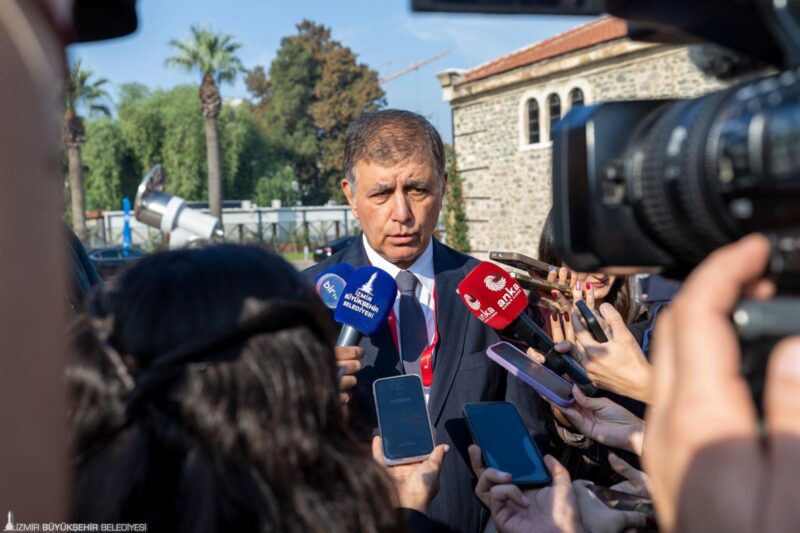 İzmir Büyükşehir Belediye Başkanı Dr. Cemil Tugay, kentteki çöp sorununun