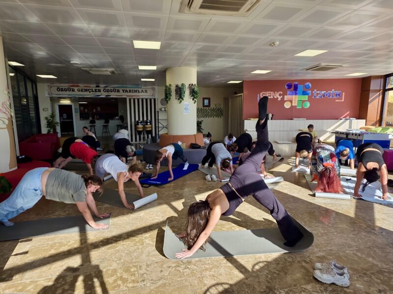 İzmir Büyükşehir Belediyesi bünyesinde faaliyet gösteren Genç İzmir tarafından “Yoga