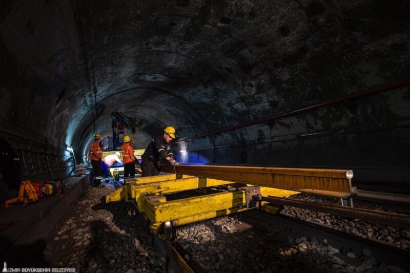 İzmir’de kent içi ulaşımın ana damarlarından birini oluşturan metro hattında