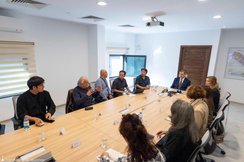 İzmir Büyükşehir Belediye Başkanı Dr. Cemil Tugay, kıyı temizliği ile