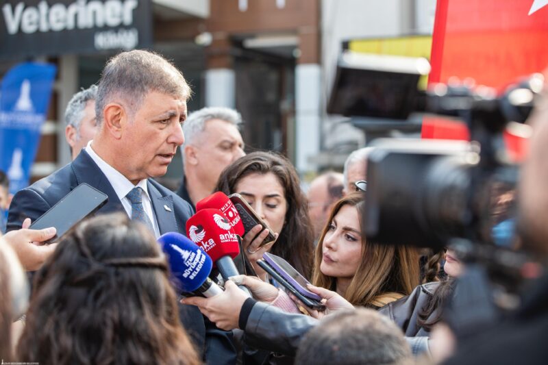 İzmir Büyükşehir Belediye Başkanı Dr. Cemil Tugay, yıllardır kent gündeminde