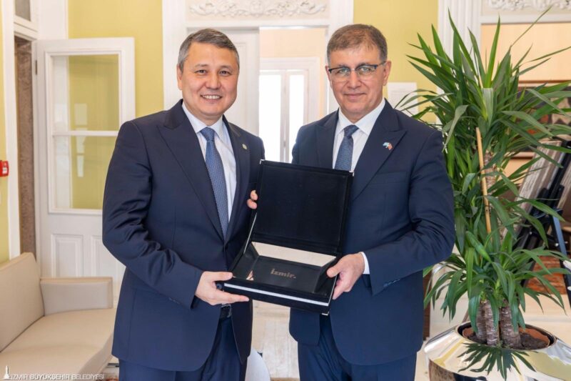 İzmir Büyükşehir Belediye Başkanı Dr. Cemil Tugay, Kazakistan heyetini Büyükşehir