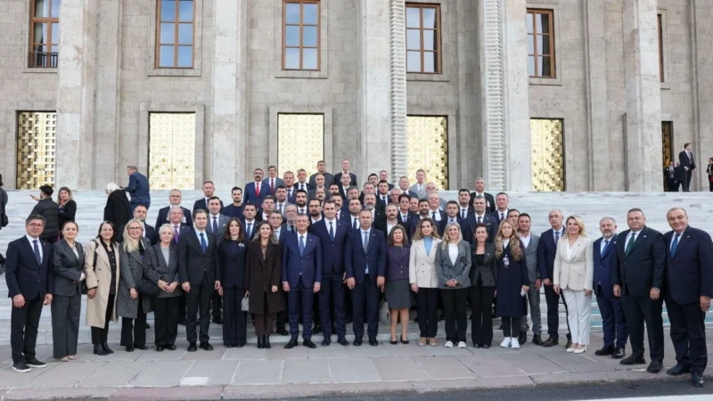 CHP lideri Özgür Özel, TBMM’de CHP İzmir il yönetimi ve