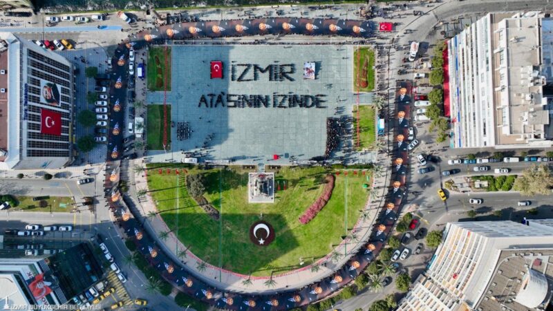 İzmir Büyükşehir Belediye Başkanı Dr. Cemil Tugay 10 Kasım Atatürk’ü