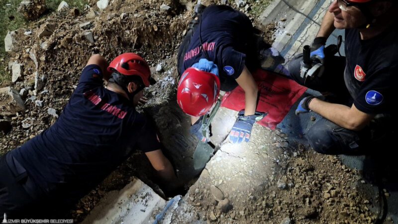 Konak İskelesi yakınında yağmur suyu ızgarasına düşerek kanal borusuna sıkışan