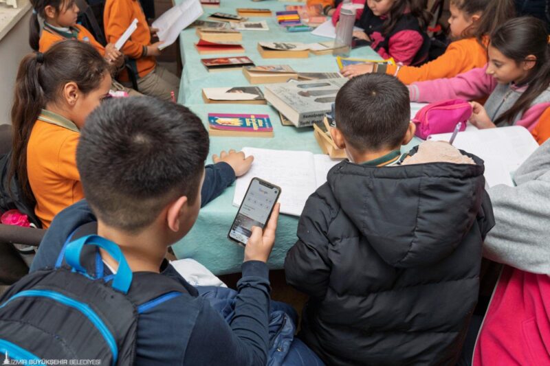 İzmir Büyükşehir Belediyesi, dijital eşitsizliği azaltmak ve herkesin bilgiye erişimini