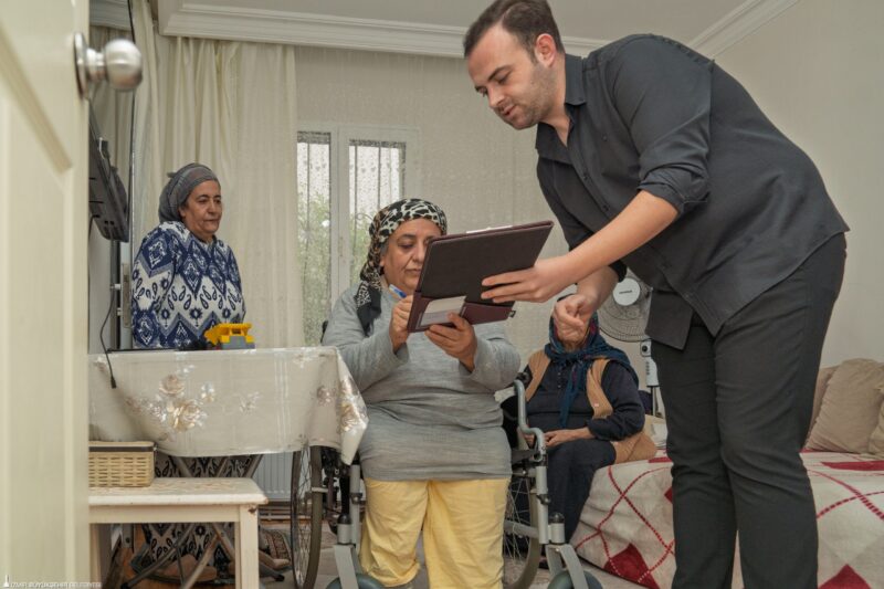 İzmir Büyükşehir Belediyesi, ihtiyaç sahibi engelli yurttaşlara medikal malzeme desteği