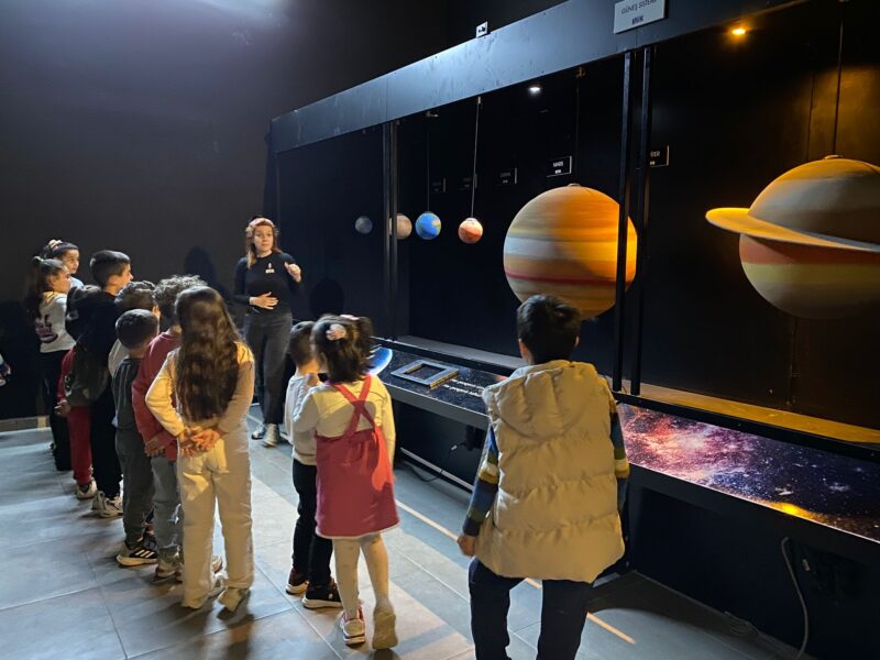 Çiğli Belediyesi, ara tatilde çocuklara unutulmaz bir deneyim yaşattı. Astronomi,