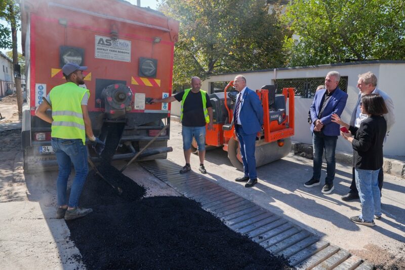 
Yol yenileme, bakım ve onarım çalışmalarını aralıksız sürdüren Gaziemir Belediyesi,