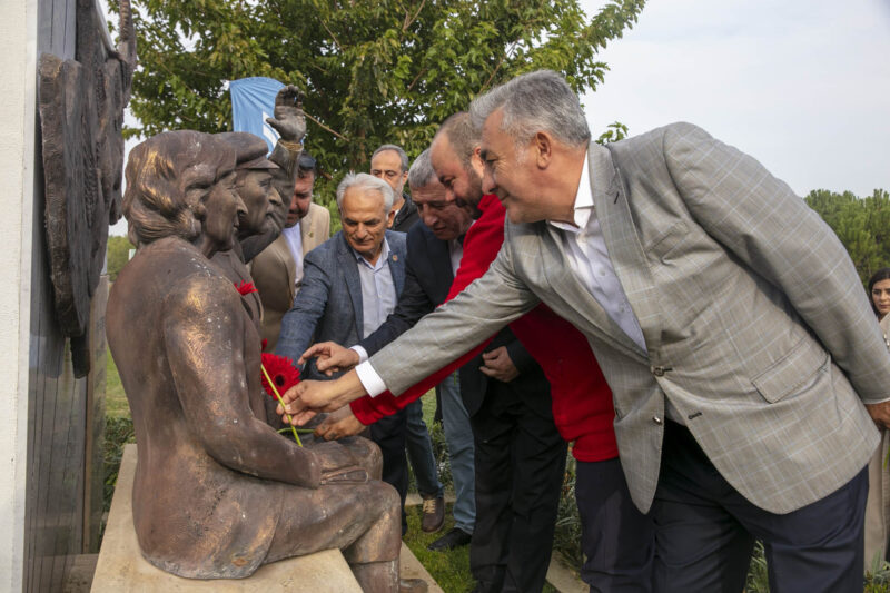Eski Başbakanlardan Bülent Ecevit vefatının 19. yılında Güzelbahçe’de ismine verilen