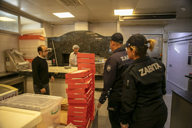 Güzelbahçe Belediyesi Zabıta Müdürlüğü ekipleri, ilçedeki restoran ve yeme-içme
işletmelerinde hijyen,