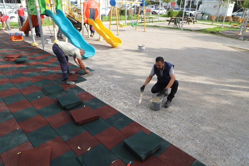Menderes Belediyesi, çocuk parklarının zemininde yer alan kauçukları yenileme çalışmaları
