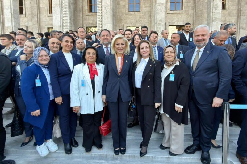 Menemen Belediye Başkanı Aydın Pehlivan, belediye meclis üyeleri ve AK