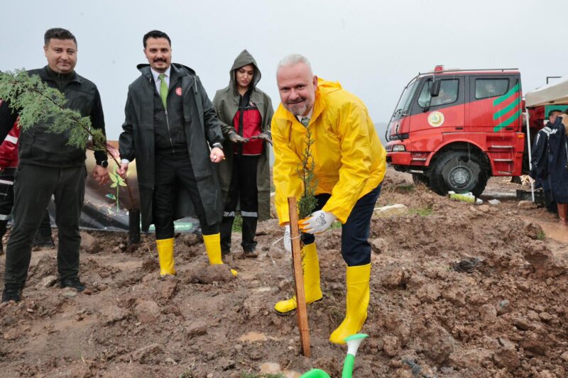 Milli Ağaçlandırma Günü, Menemen’de sağanak yağışa rağmen dikilen fidanlarla kutlandı.