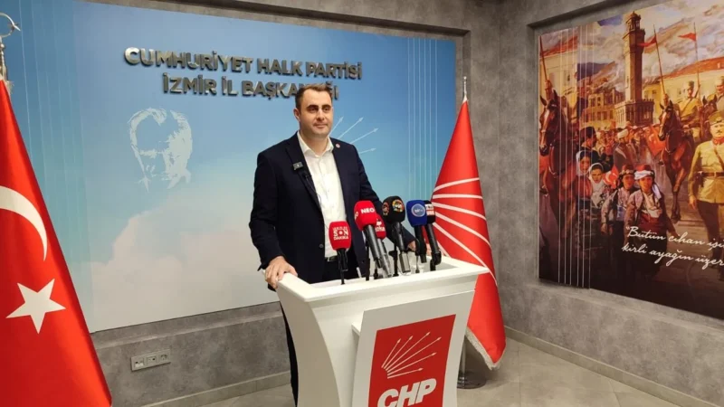 Cumhuriyet Halk Partisi İzmir İl Başkanı Çağatay Güç, il binasında