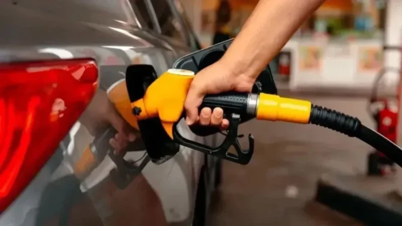 Akaryakıt fiyatlarında beklenen indirim nihayet pompaya yansıdı. Benzin ve motorinde