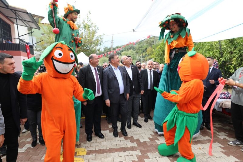 Menderes Belediyesi Geleneksel Mandalina Festivali 14-15-16 Kasım tarihlerinde
gerçekleşecek.
Menderes Belediyesi’nin geleneksel