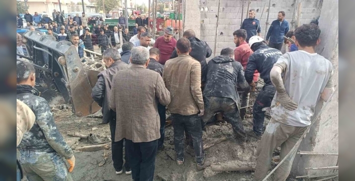 “Haliliye ilçesinde bir inşaatta yaşanan göçükte 5 işçi beton ve
