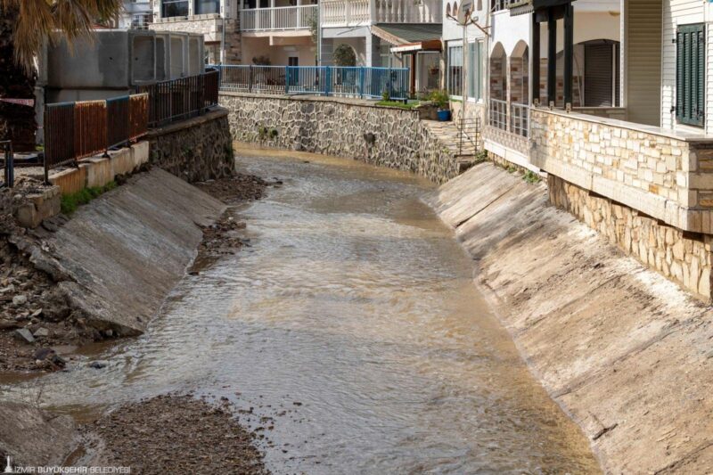 
İZSU’nun Yeni Foça’da Şavklı Deresi çıkışında tarihi köprüyü koruyarak yaptığı