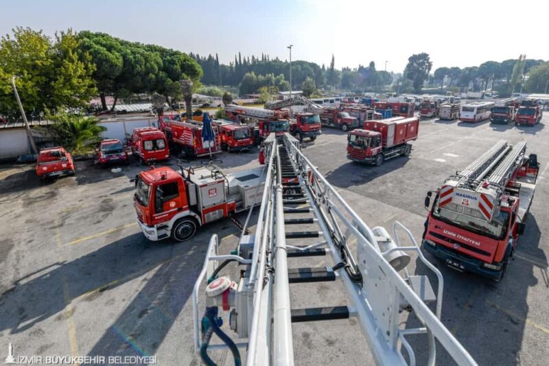 İzmir İtfaiyesi personeli sahada özveriyle görev yaparken arkalarında da güçlü