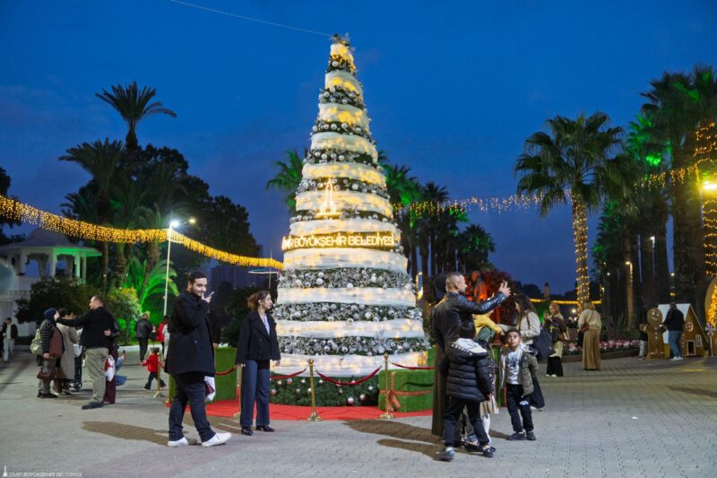 İzmir Büyükşehir Belediyesi tarafından Kültürpark’ta ikinci kez düzenlenen Yeni Yıl