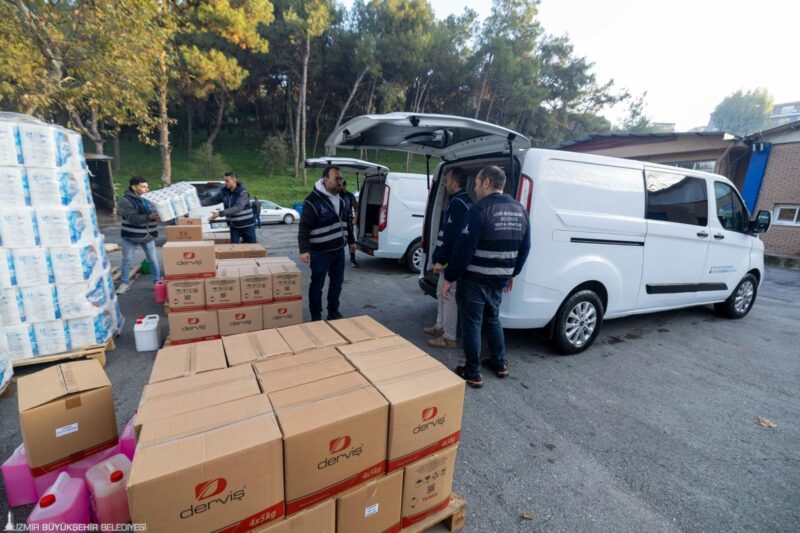 Okul öncesinden üniversiteye kadar uzanan desteklerle İzmir Büyükşehir Belediyesi, çocukların
