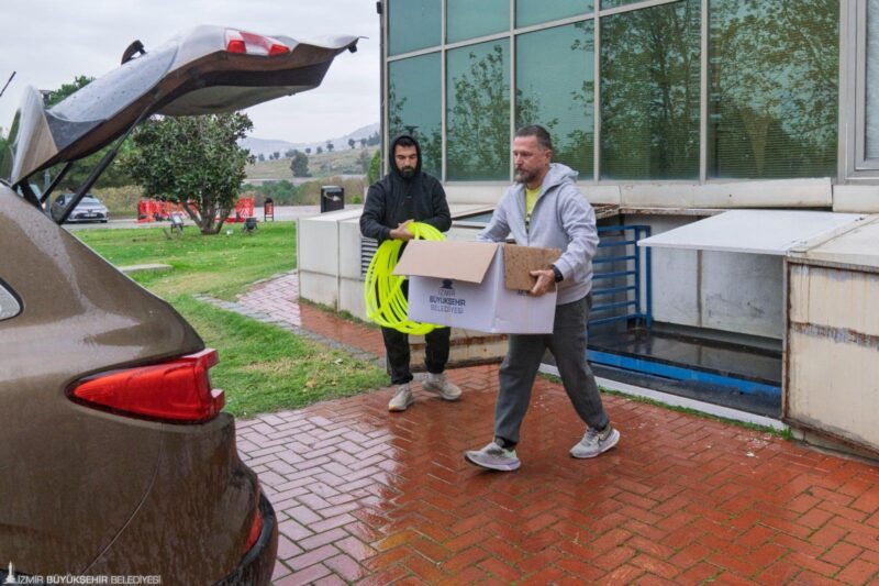 İzmir Büyükşehir Belediyesi, 2025’te 1550 okula spor malzemesi desteği sağladı.