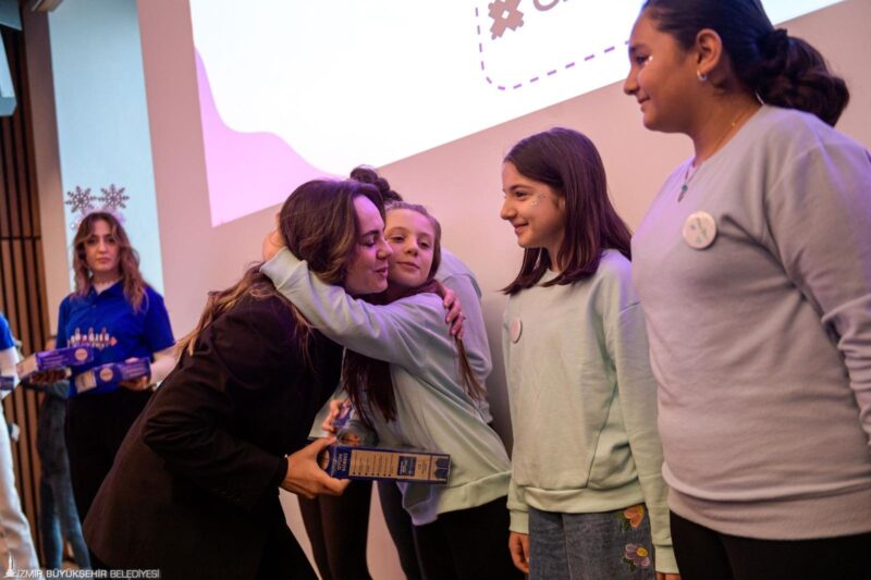 İzQ Girişimcilik ve İnovasyon Merkezi’nde düzenlenen “STEAM Club – Kız