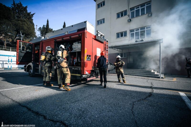 İzmir Büyükşehir Belediyesi İtfaiye Dairesi Başkanlığı ekipleri, Buca’daki Rüştü Ünsal