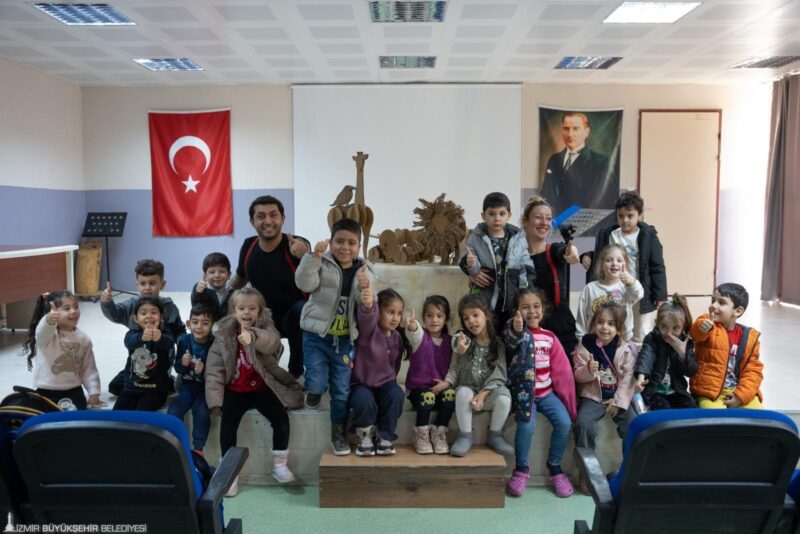 İzmir Şehir Tiyatroları’nın çocukları sanatla buluşturmak üzere Buca’da sahnelediği “Kendini